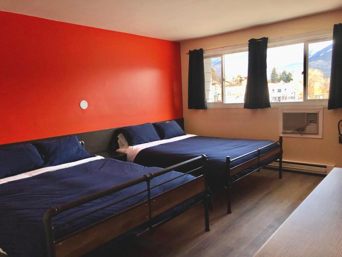 Canterbury Inn Invermere Ngoại thất bức ảnh