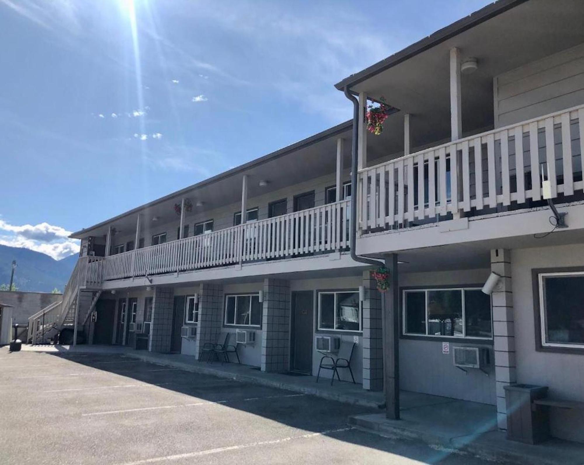 Canterbury Inn Invermere Ngoại thất bức ảnh
