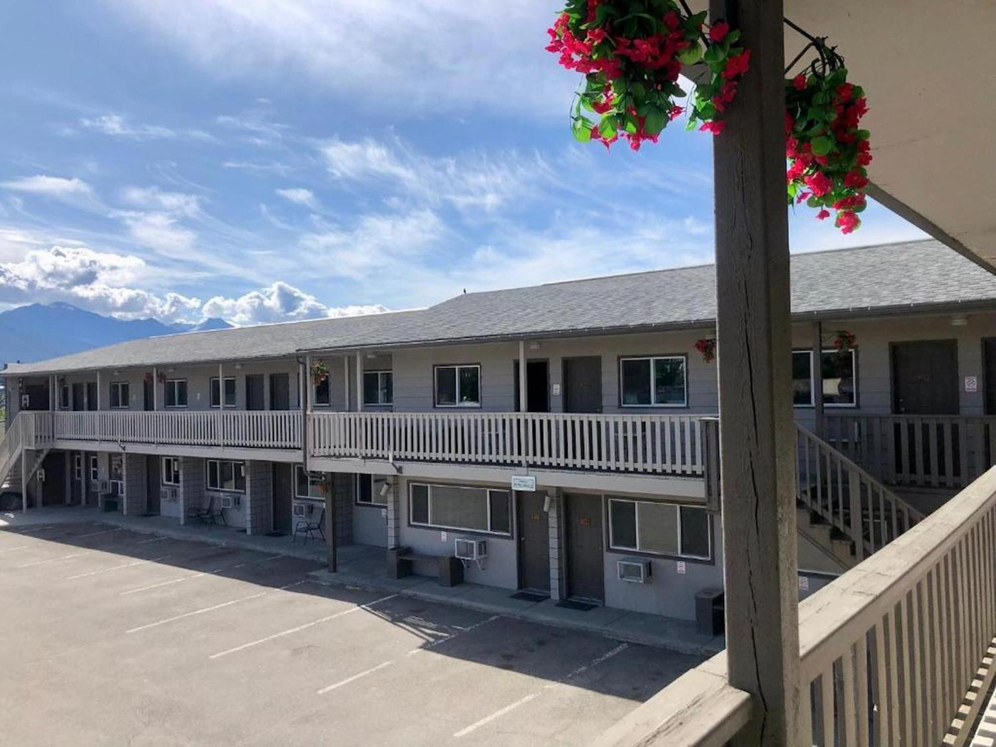 Canterbury Inn Invermere Ngoại thất bức ảnh