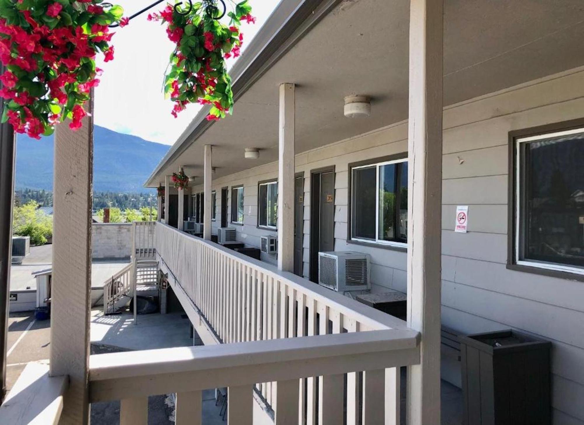 Canterbury Inn Invermere Ngoại thất bức ảnh
